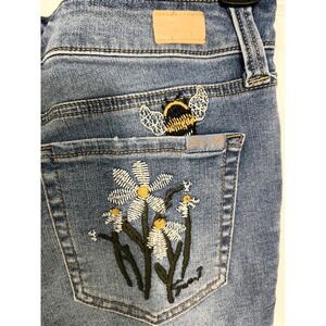 Seven7 Weekendsum Women's Size 6 Blue Denim Cutoff Embroidered Bee Daisy Pocket‎